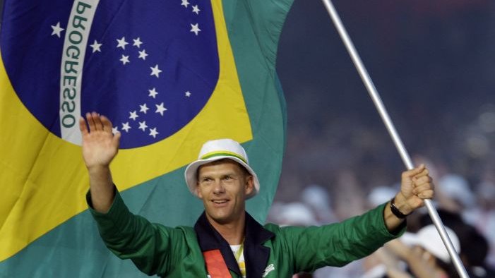 Robert Scheidt, da vela, carrega a bandeira brasileira no Estádio Olímpico