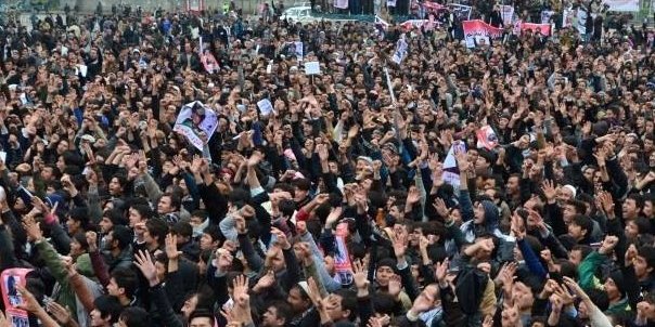 چهارده درصد کشتار غیر نظامیان افزایش یافته، بنگاه های سخن پراکنی وابسته از افزایش محبوبیت کرزی خبر می دهند!