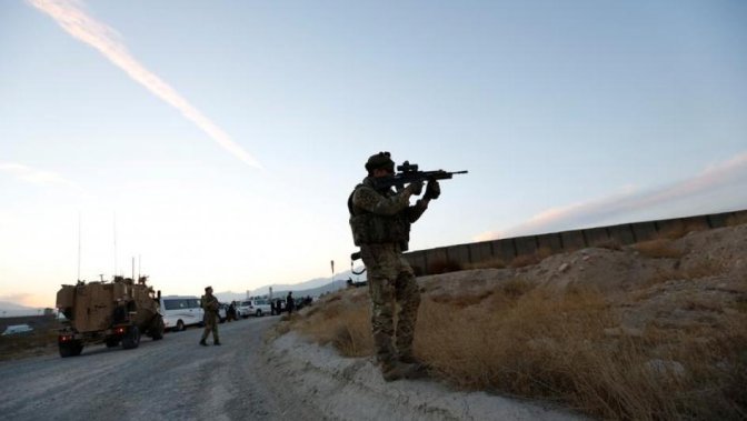 A British soldier looks through the scope of a machine gun to observe an area in Kabul, Afghanistan November 26, 2016.