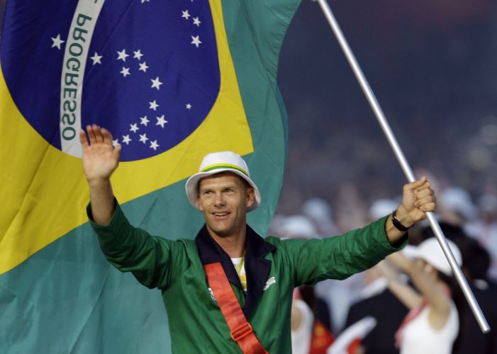 Robert Scheidt, da vela, carrega a bandeira brasileira no Estádio Olímpico